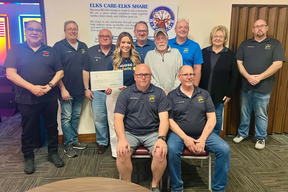 Maumee Elks members presenting a donation to Sunshine Communities.